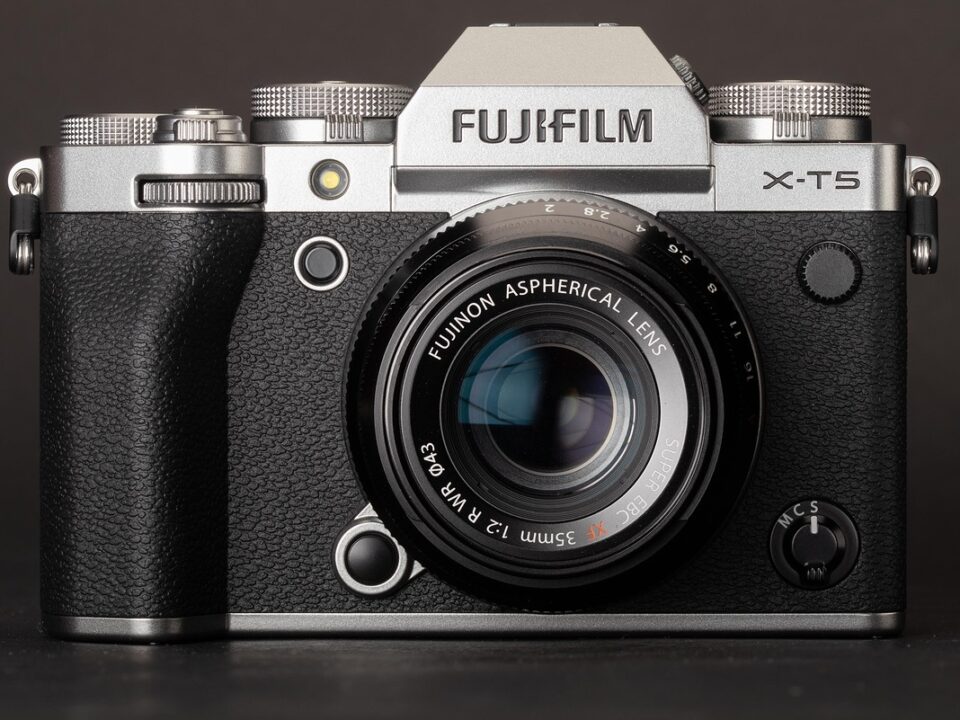 Cámara Fujifilm X-T5 vista de frente