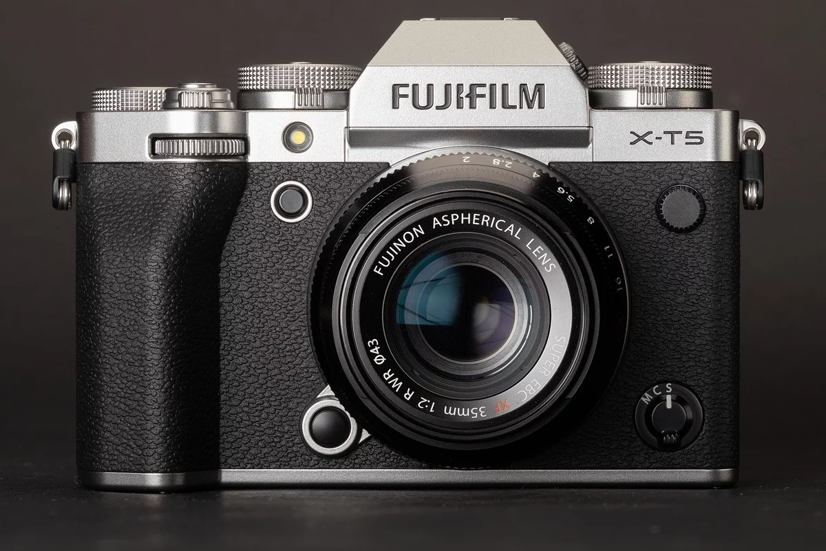 Cámara Fujifilm X-T5 vista de frente