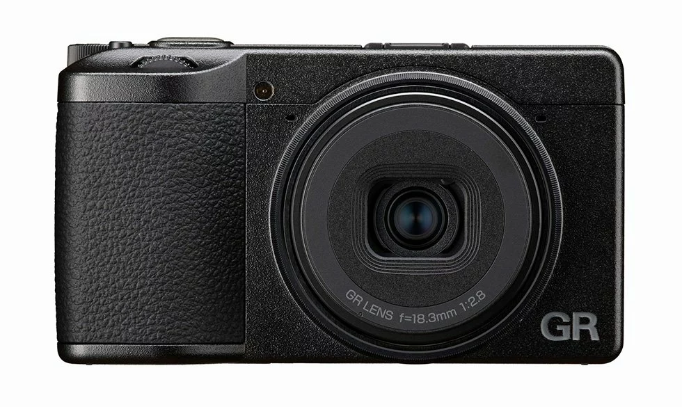Ricoh GR IV 30th Anniversary Edition vista de frente con el anillo conmemorativo
