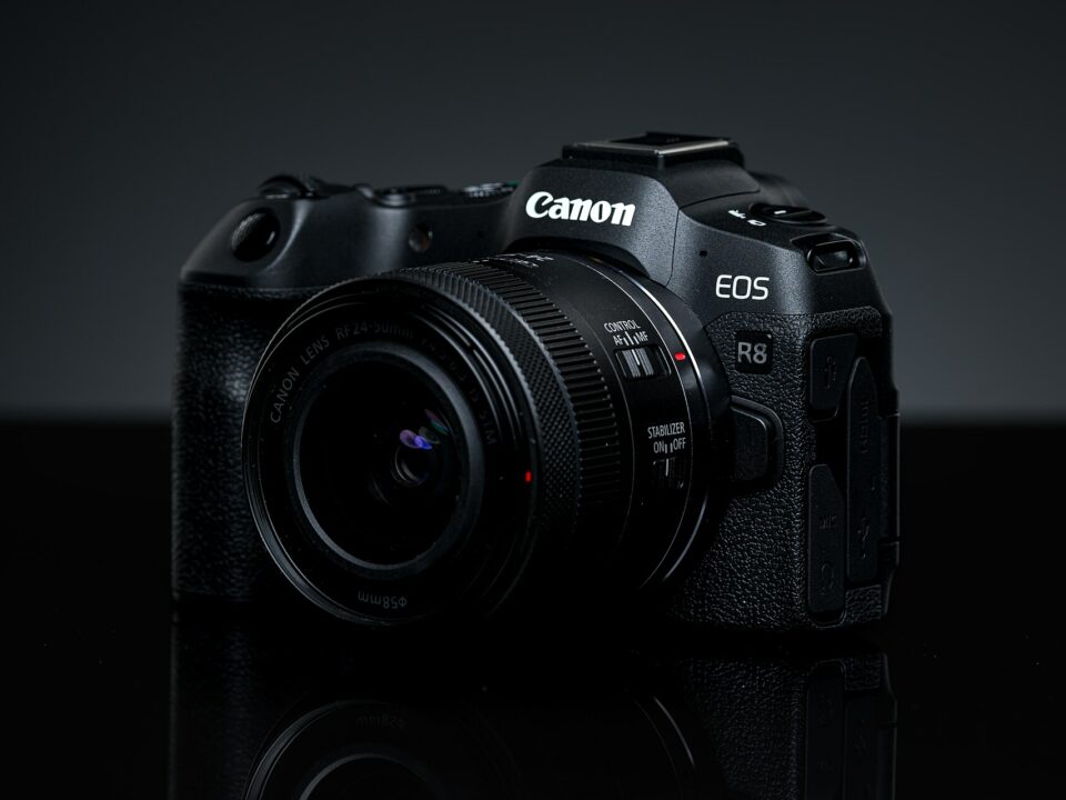Cámara Canon EOS R8 vista de frente