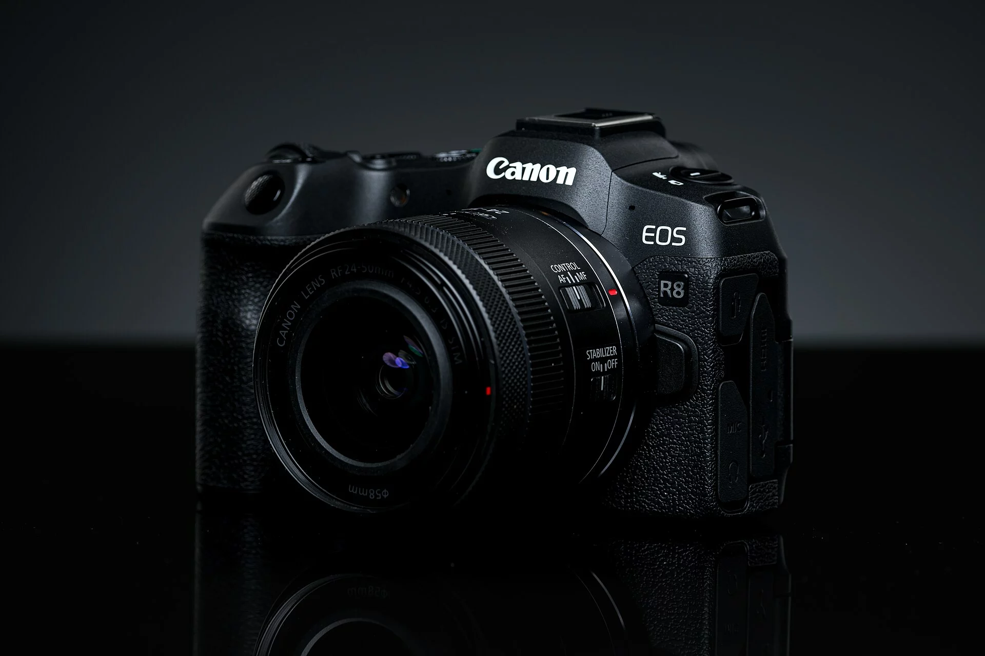 Cámara Canon EOS R8 vista de frente sobre fondo claro