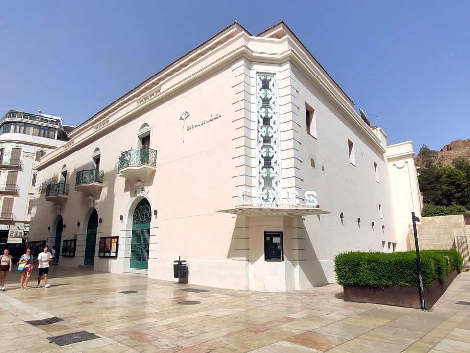 Fachada del Cine Albéniz en el centro de Málaga