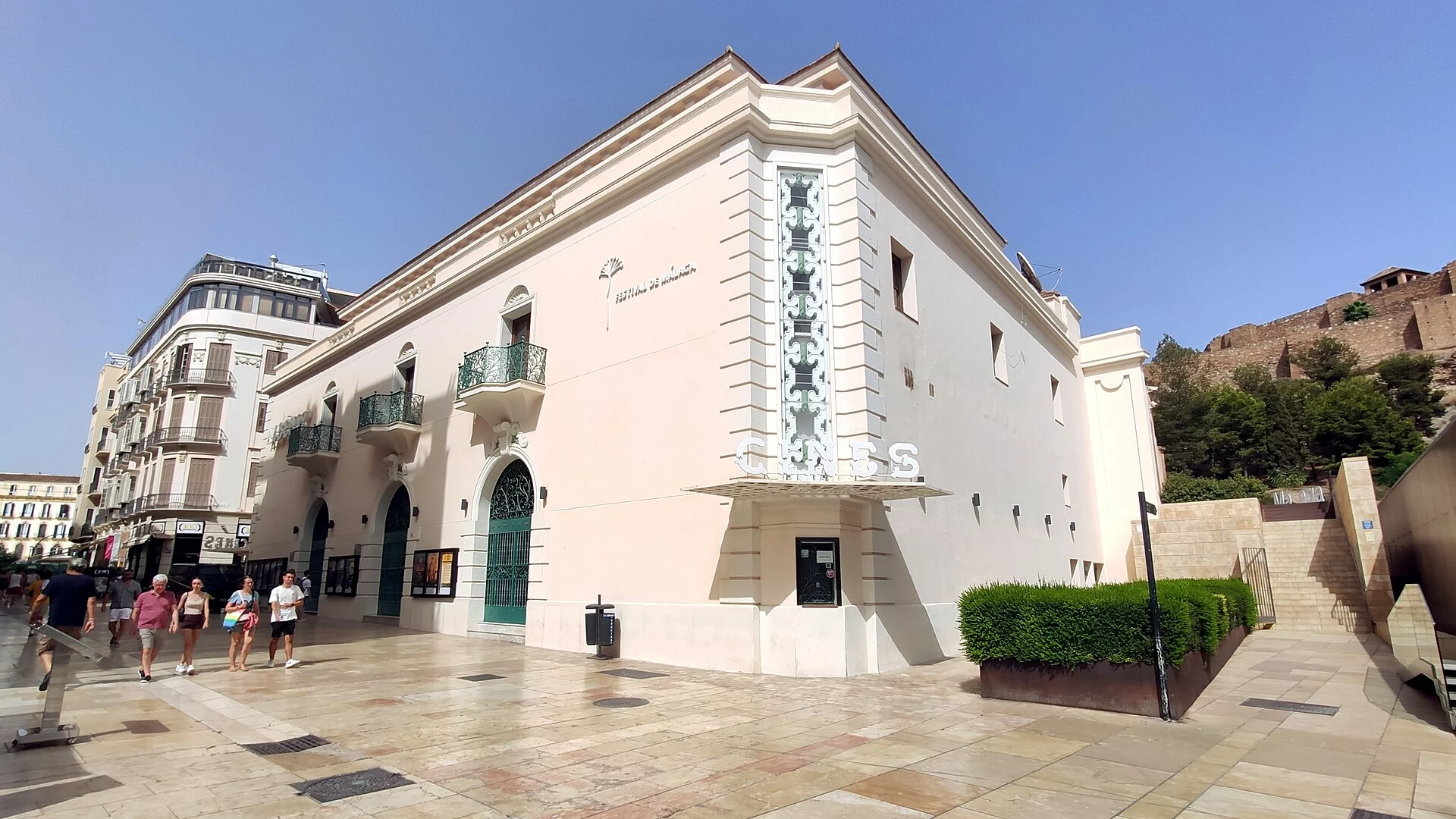 Fachada del Cine Albéniz en el centro de Málaga