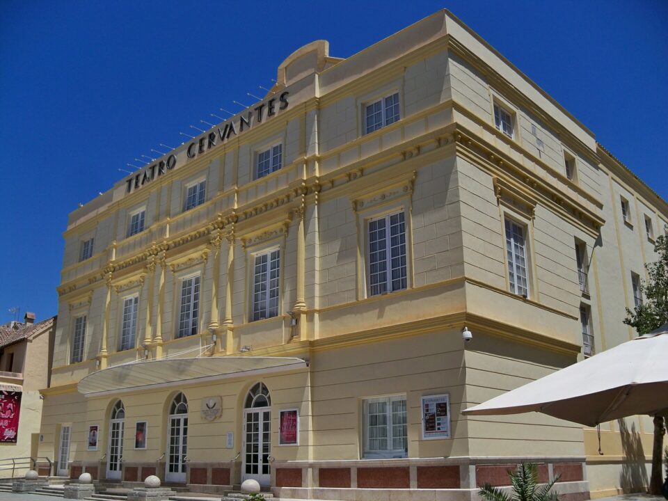 Fachada del Teatro Cervantes de Málaga de día