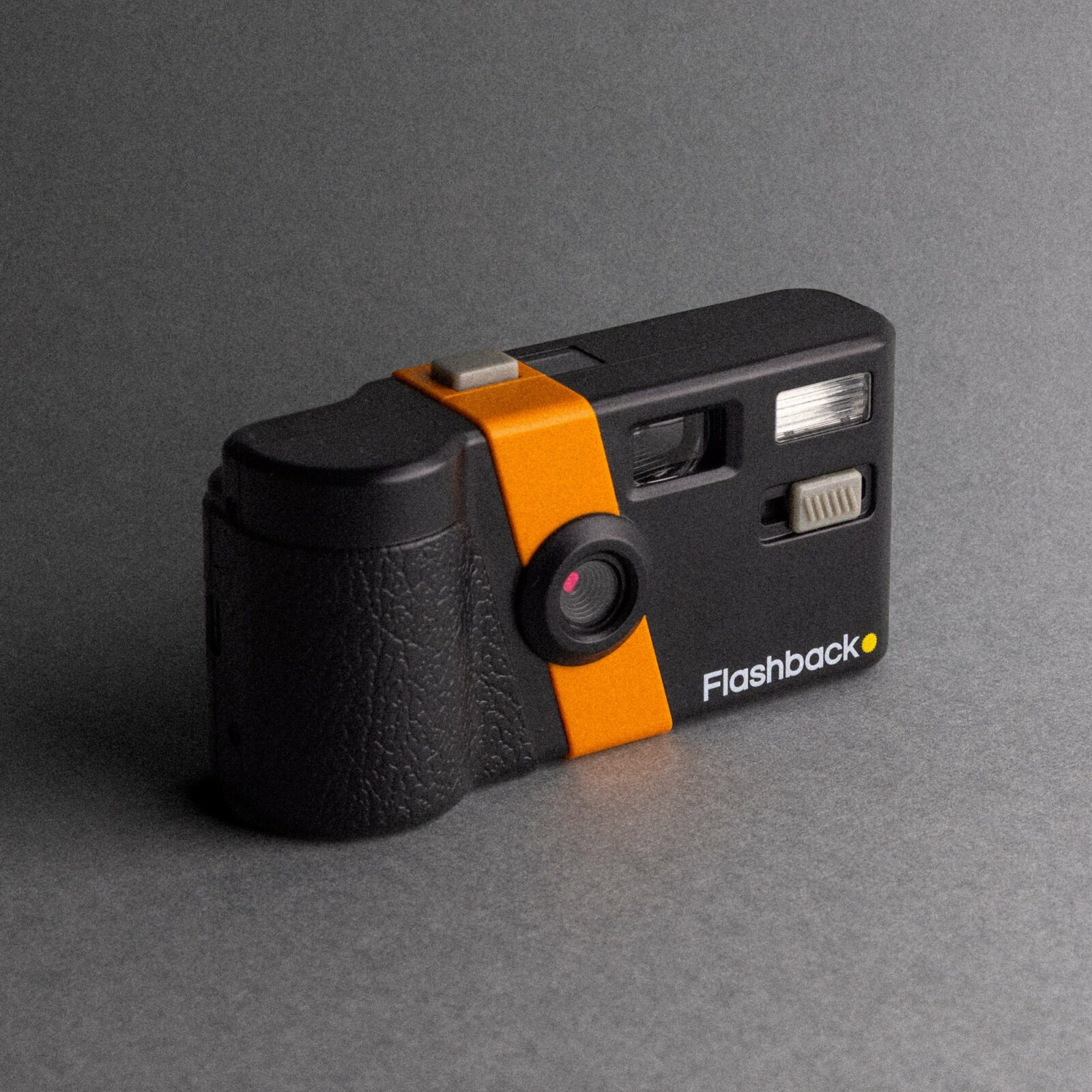 Cámara Flashback ONE35 V2 naranja y negra vista de frente sobre fondo liso