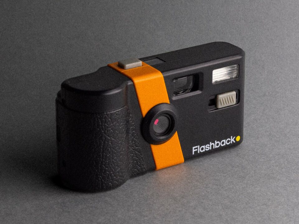 Cámara Flashback ONE35 V2 naranja y negra vista de frente sobre fondo liso