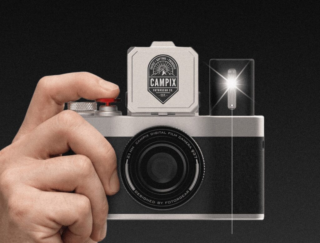 Fotorgear Campix con el flash de xenón encendido sobre fondo oscuro