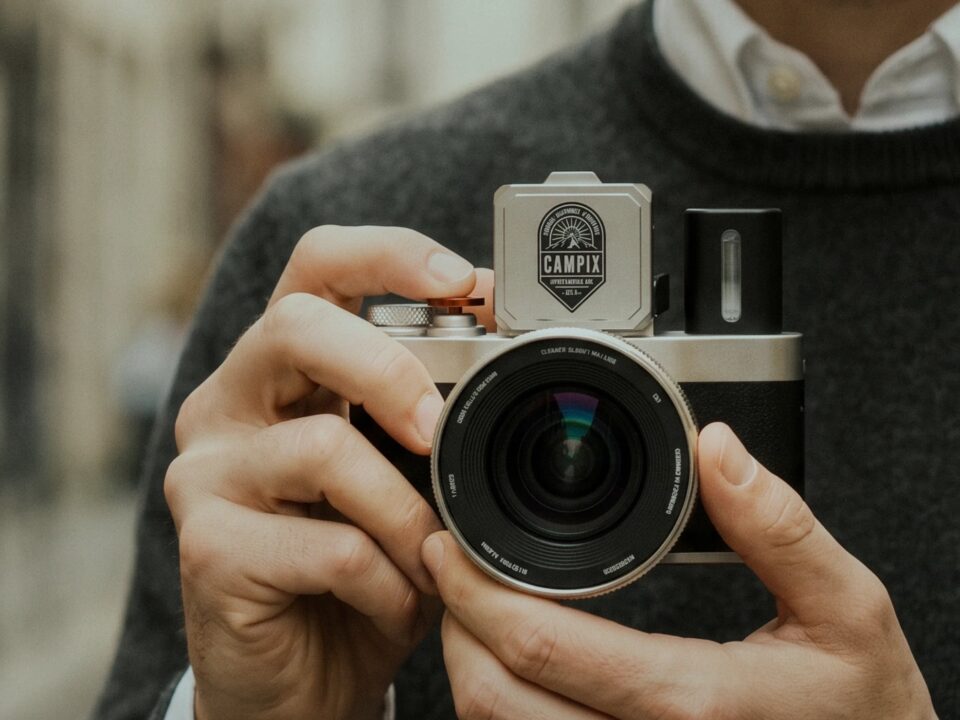 Fotorgear Campix sujeta con las dos manos, con el visor de cintura levantado