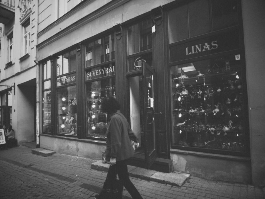 Escaparate de una tienda en blanco y negro fotografiado con la Fotorgear Campix