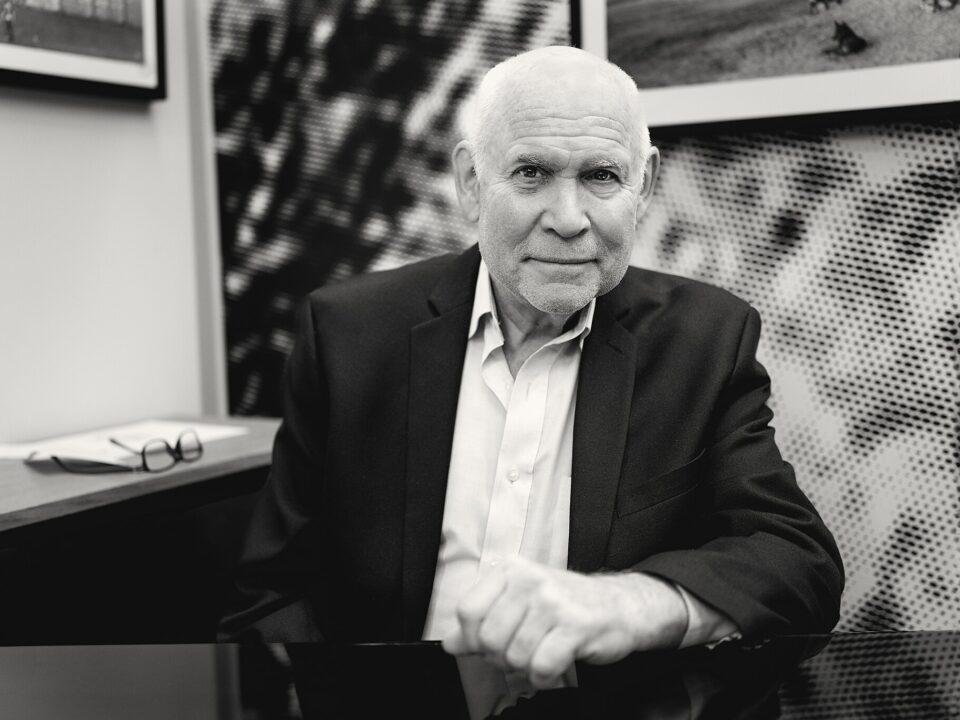 Retrato del fotógrafo Steve McCurry sonriendo
