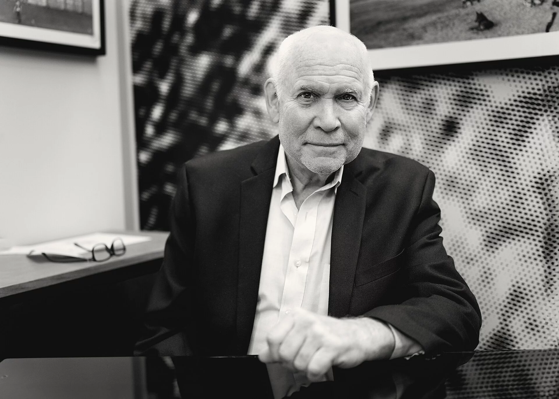 Retrato del fotógrafo Steve McCurry sonriendo