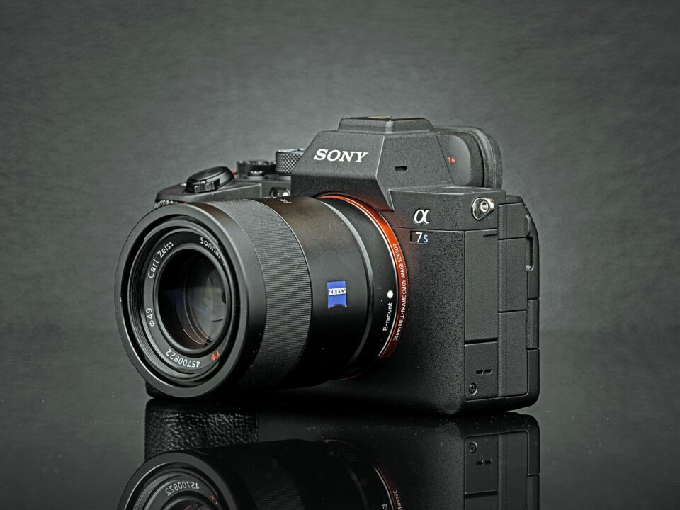 Cámara Sony A7S III con un objetivo de 55 mm sobre una mesa
