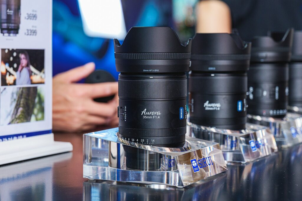 Objetivo Sirui Aurora 35 mm f/1.4 expuesto en el estand de la marca