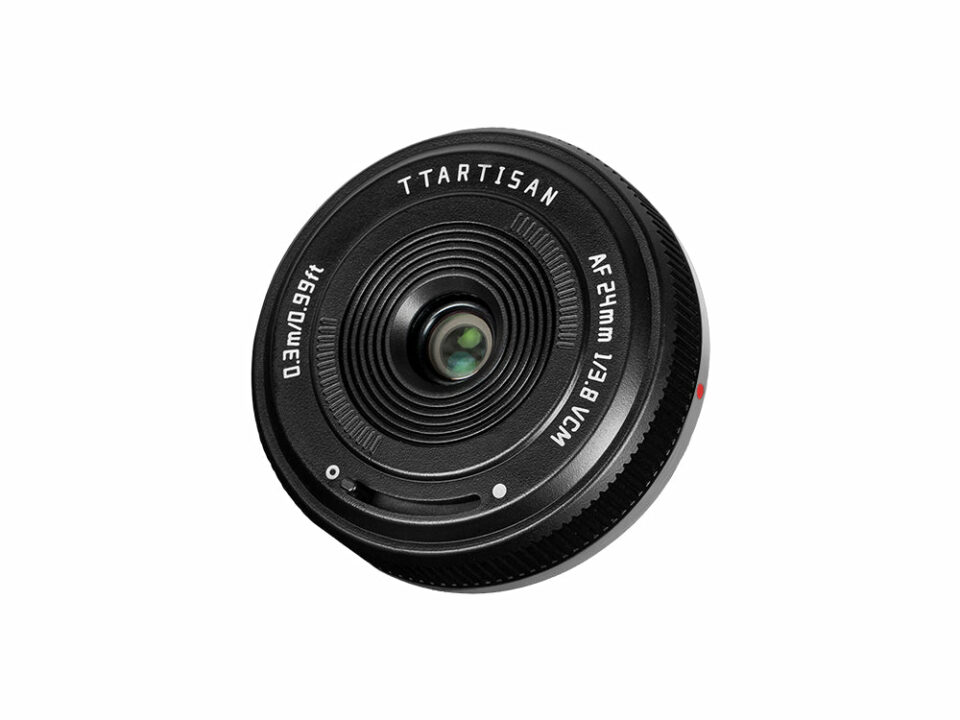 Objetivo pancake TTArtisan AF 24 mm f/3.8 mini en negro sobre fondo blanco